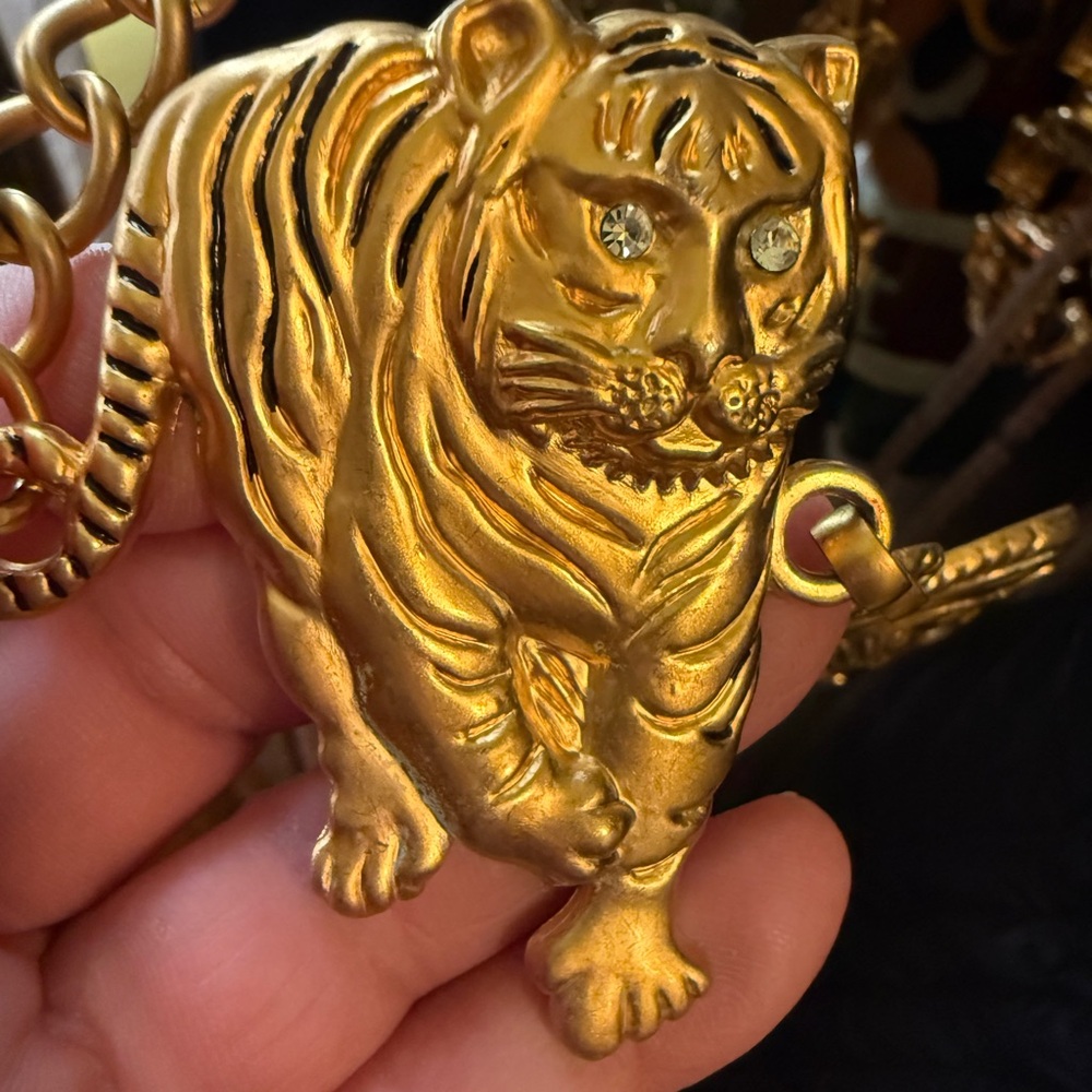 Tigers chain belt rhinestone eyes has some weight to it. Dress up your outfit
